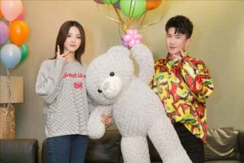 吃瓜娱乐背景图片